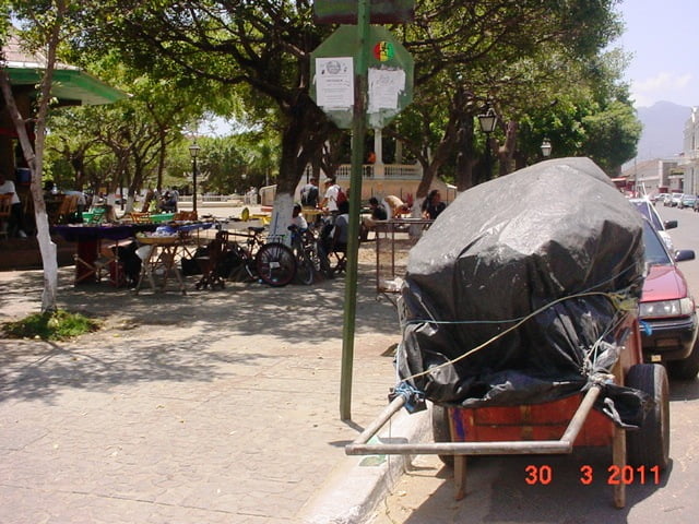 Un carreton espantoso en la esquina del Parque Central Colon
